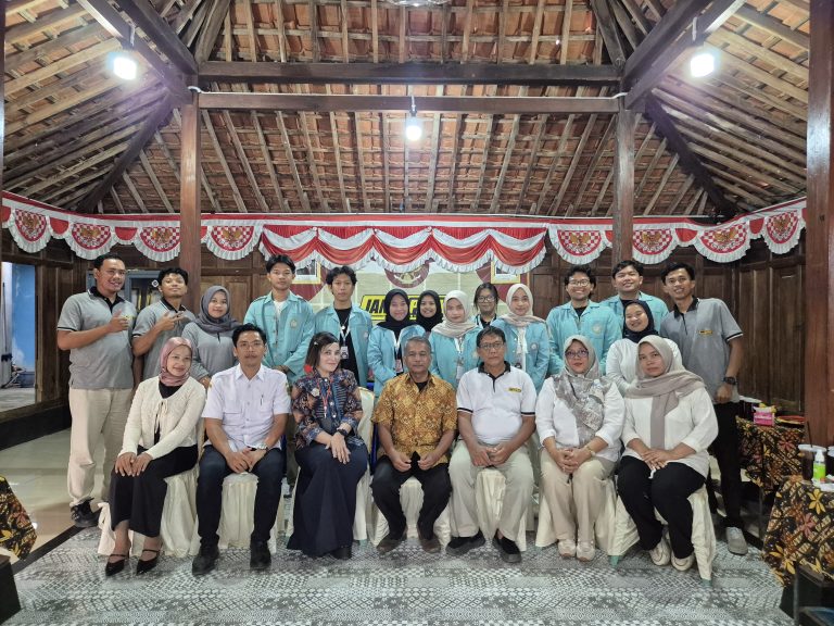 MEMBANGKITKAN DESA WISATA JANTI DI ERA DIGITAL, KKN UNS 137 MEMBUAT GUIDE BOOK SEBAGAI MEDIA INFORMASI, PENDATAAN, DAN PROMOSI POTENSI LOKAL