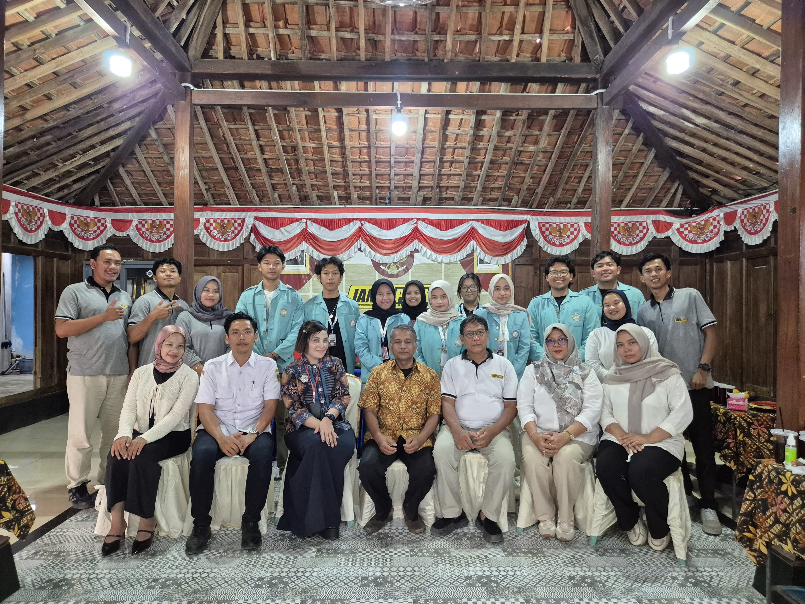 MEMBANGKITKAN DESA WISATA JANTI DI ERA DIGITAL, KKN UNS 137 MEMBUAT GUIDE BOOK SEBAGAI MEDIA INFORMASI, PENDATAAN, DAN PROMOSI POTENSI LOKAL